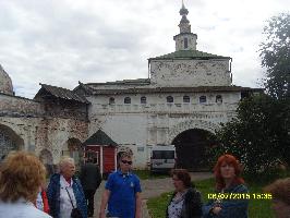 Главные ворота монастыря-музея и надвратная церковь