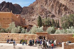 Туристы у входа в Синайский монастырь